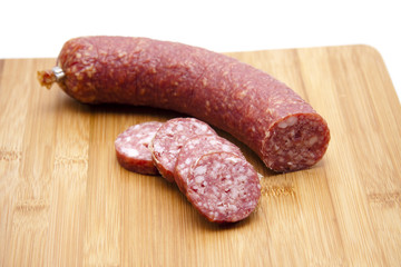 Pfeffersalami auf Schneidebrett