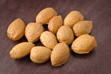 mandorle su tavola di legno con guscio