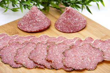 Pfeffer und Käsesalami