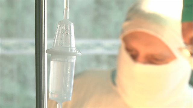 drip during surgery, doctors are not in focus 1