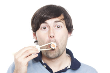 Mann lustig beim Sushi essen