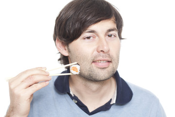 Mann mit Sushi