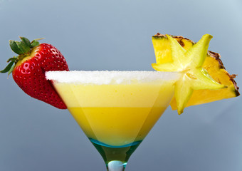 Ananas-Cocktial mit Erdbeere, Sternenfrucht und Ananasscheibe