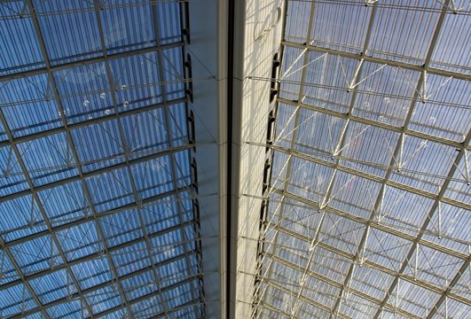structure en verre, contraste ombre et lumière