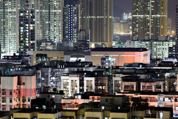Fototapeta na wymiar crowded building at night