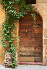 Fototapeta na wymiar Medieval drzwi we Francji