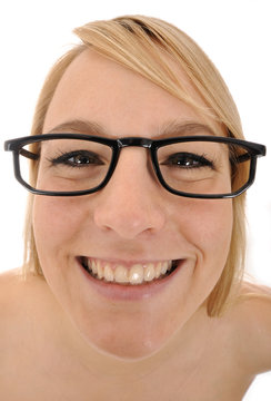 Junge Frau mit Hornbrille lächelt