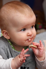 Baby isst Reiswaffel