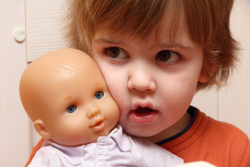 Junge mit Puppe