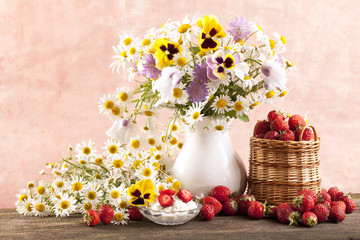 Obraz na płótnie Canvas strawberries and bouquet of flowers