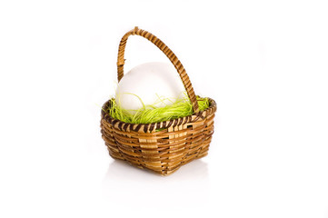 Fototapeta na wymiar easter egg in basket