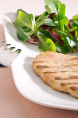 Carne di maiale alla griglia con insalata