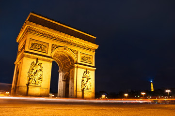 Fototapeta na wymiar Łuk Triumfalny w Paryżu w nocy