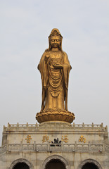 Fototapeta na wymiar Guan Yin Statue wspaniałe, wobec pokojowych niebie