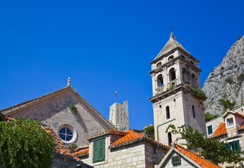 Fototapeta na wymiar Church and fort at Omis (Croatia)