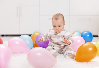 Fototapeta na wymiar Baby girl with balloons
