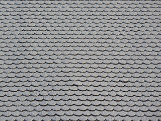 Dachziegel mit Schnee