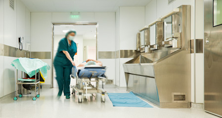Obraz premium Nurse patient trolley surgery
