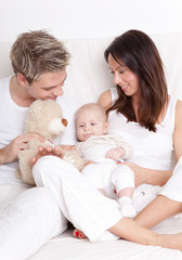 familie im bett
