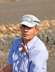 Bauer auf Lanzarote mit Esel / Konventionelle Landwirtschaft