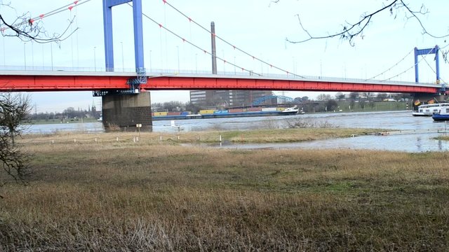 laufender Verkehr am Wasser