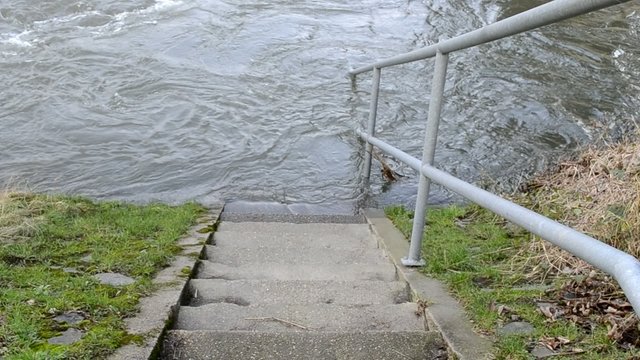 Treppenabgang bei Hochwasser