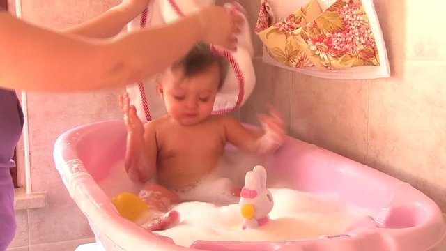 bambina fa il bagnato con la mamma