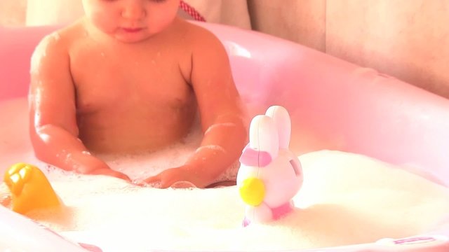 bambina fa il bagno con la mamma