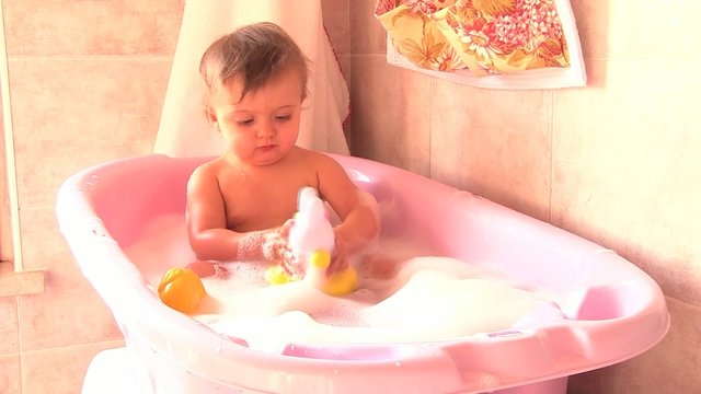 bambina fa il bagno con la mamma