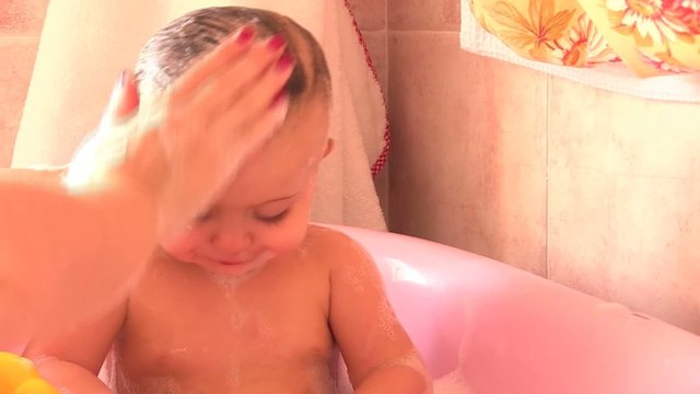 bambina fa il bagno con la mamma