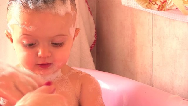 bambina fa il bagno con la mamma
