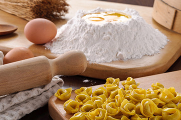 Tortellini Emiliani e ingredienti per la pasta