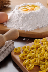 Pasta italiana, tortellini emiliani con ingredienti