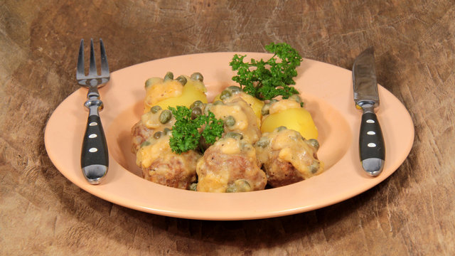 K&ouml;nigsberger Klopse mit Salzkartoffeln und Beilagen