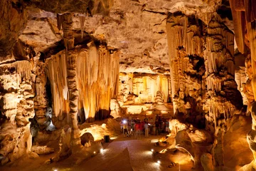 Deurstickers groep toeristen die Cango Caves, Zuid-Afrika bezoeken © michaeljung