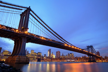 Fototapeta na wymiar Manhattan Bridge na zmierzchu w Nowym Jorku