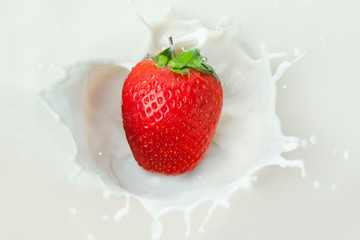 Strawberry splash in the milk