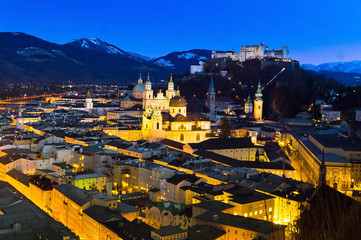 Oesterreich Stadt Salzburg bei Nacht