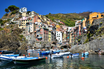 Fototapeta na wymiar Riomaggiore z kolorowymi domami, Cinque Terre