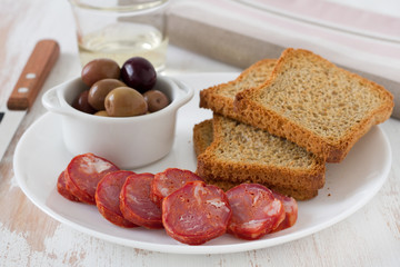 sausages with toasts and olives