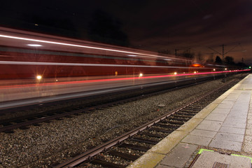 Fototapeta na wymiar Podjęcie pociągu w ruchu