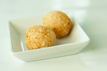 Sticky rice fried a round ball