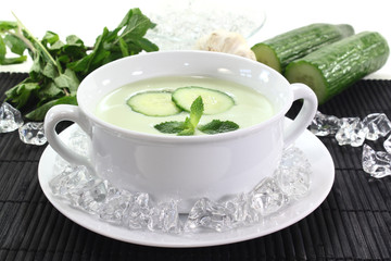 eisgekühlte Gurkensuppe mit Joghurt