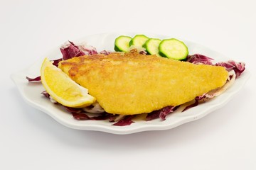 Filetto di pesce fritto con contorno di verdure