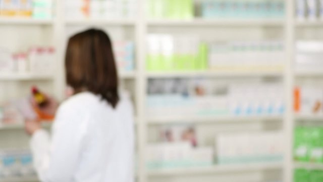 apothekerin mit medikament und rezept