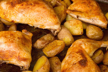 Hähnchen mit Kartoffelspalten