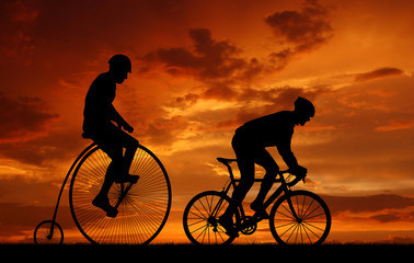 Obraz premium silhouette cyclists on bicycles in the sunset