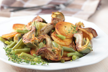 Fried artichoke and potato with green beans
