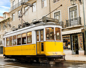 Plakat klasyczny żółty tramwaj w Lizbonie, Portugalia