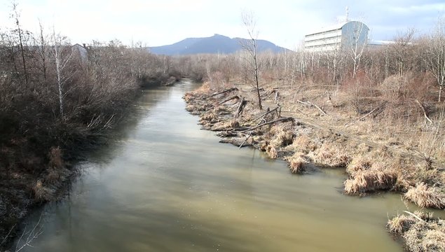 Zerstörtes Flusslandschaftsbild in Wien